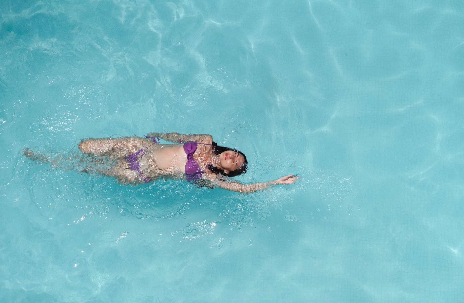 Donna in bikini in riva al mare