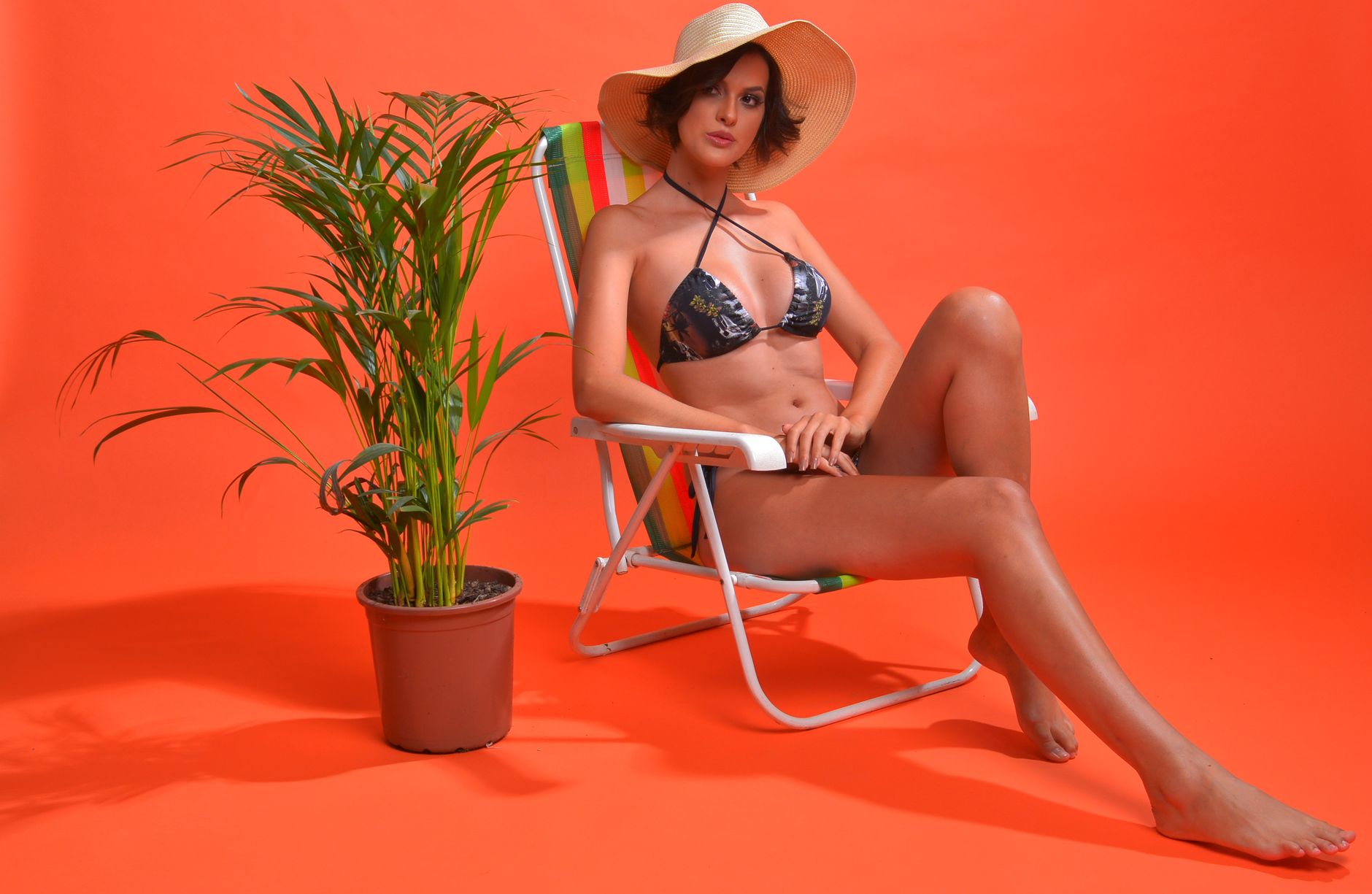 Donna in bikini in riva al mare