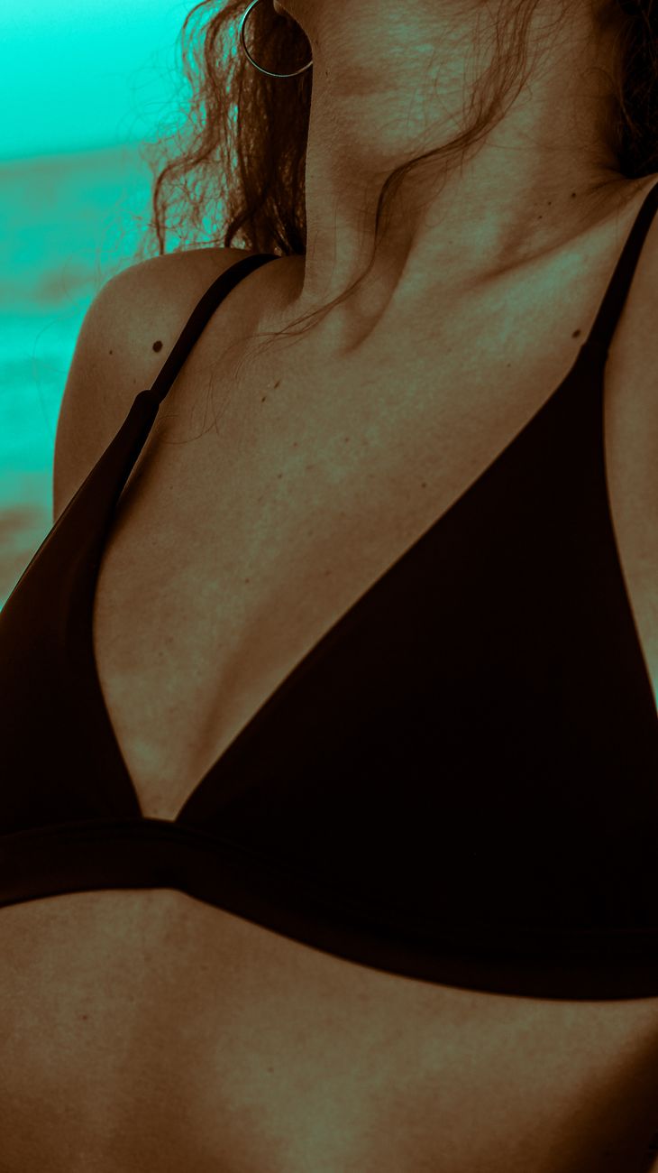 Donna in bikini in riva al mare