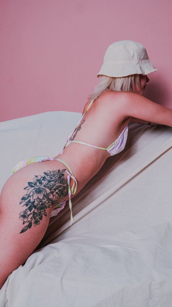 Donna in bikini in riva al mare