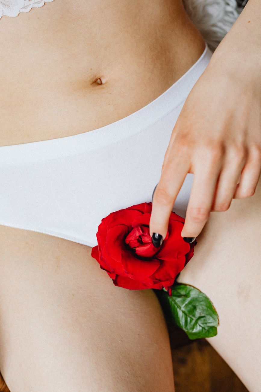 Giovane donna seducente